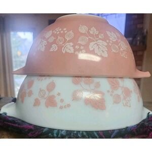 Vintage Pyrex Pink Gooseberry Cinderella Bowl Set 443 & 442 Mixing Nesting Bowls